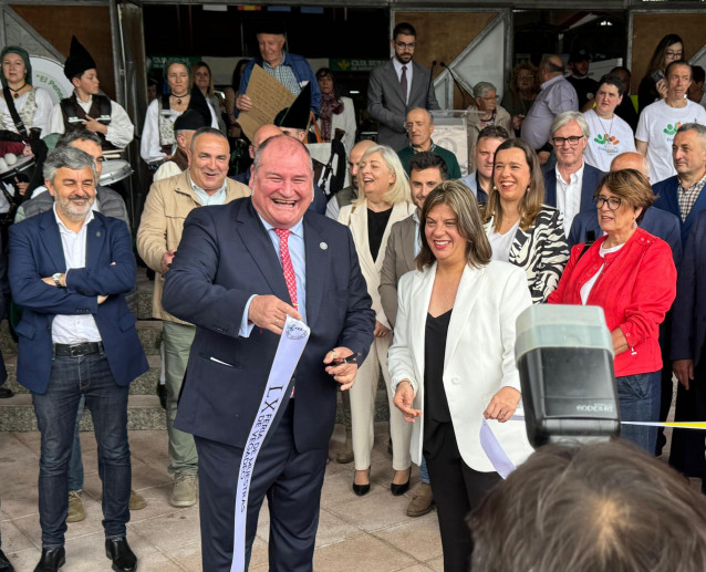 La vicepresidenta del Principado, Gimena Llamedo, junto al alcalde de Vegadeo, César Álvarez, en la inauguración de la Feria de Muestras.