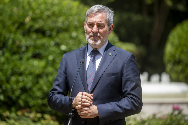 El presidente del Gobierno de Canarias, Fernando Clavijo, ofrece declaraciones a los medios durante la XXVIII Conferencia de Presidentes, en Palau de Pedralbes de Barcelona