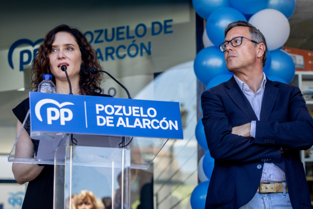 La presidenta de la Comunidad de Madrid y del PP de Madrid, Isabel Díaz Ayuso, y el secretario general del PP de Madrid, Alfonso Serrano, durante la inauguración de la nueva sede del Partido Popular de Pozuelo de Alarcón