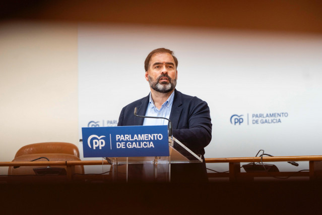 Archivo - El portavoz del PPdeG en el Parlamento, Alberto Pazos Couñago, en rueda de prensa.