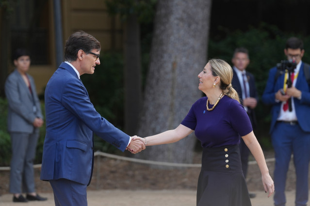 El presidente de la Generalitat de Cataluña, Salvador Illa, recibe a la presidenta de Extremadura, María Guardiola, a su llegada a la XXVIII Conferencia de Presidentes