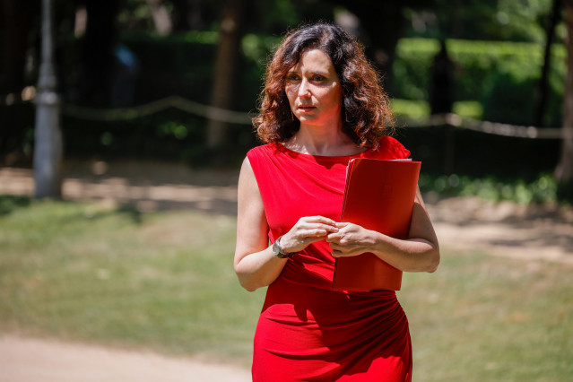La presidenta de la Comunidad de Madrid, Isabel Díaz Ayuso, ofrece declaraciones a los medios durante la XXVIII Conferencia de Presidentes, en Palau de Pedralbes de Barcelona, a 6 de junio de 2025,