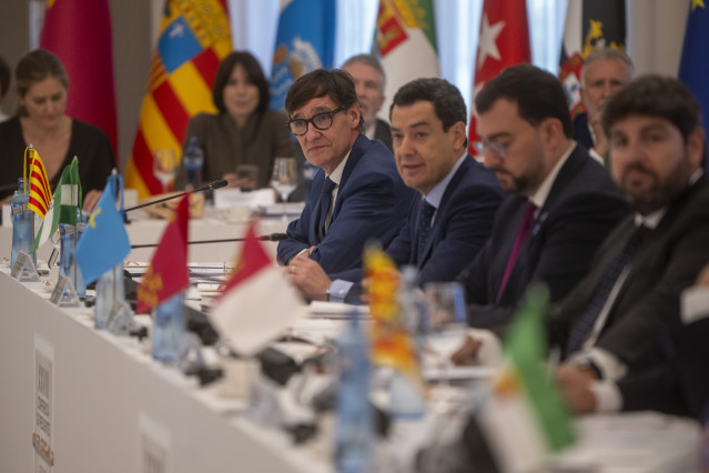 Juanma Moreno (tercero por la derecha), este viernes en la Conferencia de Presidentes celebrada en Barcelona