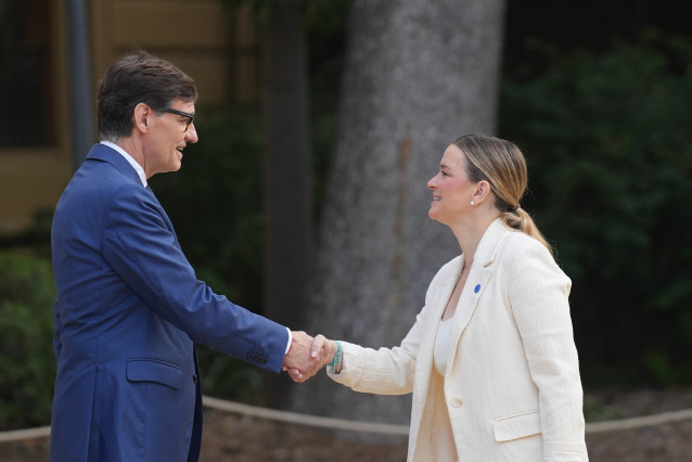 El presidente de la Generalitat de Cataluña, Salvador Illa, saluda a la presidenta de Baleares, Marga Prohens, a su llegada a la XXVIII Conferencia de Presidentes, en Palau de Pedralbes de Barcelona