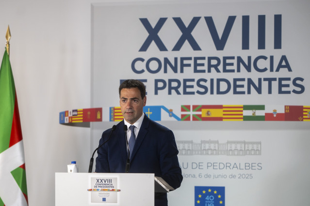 El lehendakari del País Vasco, Imanol Pradales, ofrece declaraciones a los medios posterior a la XXVIII Conferencia de Presidentes, en Palau de Pedralbes de Barcelona, a 6 de junio de 2025