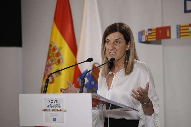 La presidenta del Gobierno de Cantabria, María José Sáenz de Buruaga, ofrece una rueda de prensa posterior a la reunión de la XXVIII Conferencia de Presidentes, en Palau de Pedralbes de Barcelona, a 6 de junio de 2025, en Barcelona, Catalunya (España).