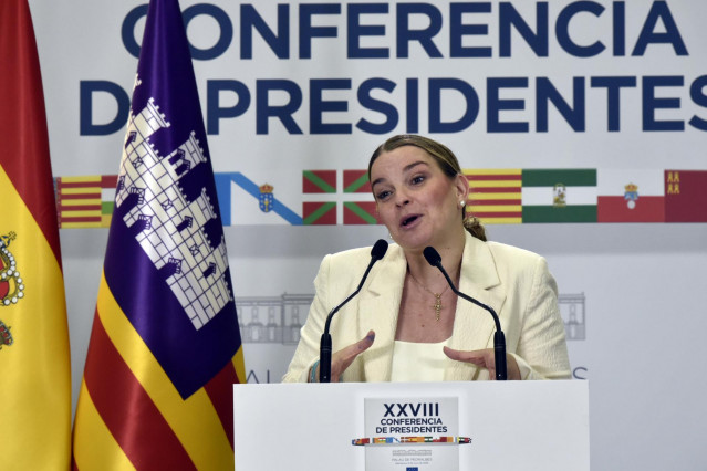 La presidenta del Govern balear, Marga Prohens, ofrece una rueda de prensa posterior a la reunión de la XXVIII Conferencia de Presidentes, en Palau de Pedralbes de Barcelona