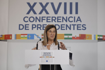La presidenta del Gobierno de Cantabria, María José Sáenz de Buruaga, ofrece una rueda de prensa posterior a la reunión de la XXVIII Conferencia de Presidentes, en Palau de Pedralbes de Barcelona,