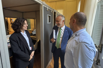 El Ministro De Política Territorial Y Memoria Democrática, Ángel Víctor Torres, Felicitando Por Su Trabajo A Los Traductores Que Han Interpretado A Los Presidentes Autonómicos En La Conferencia D