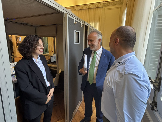El Ministro De Política Territorial Y Memoria Democrática, Ángel Víctor Torres, Felicitando Por Su Trabajo A Los Traductores Que Han Interpretado A Los Presidentes Autonómicos En La Conferencia De Presidentes
