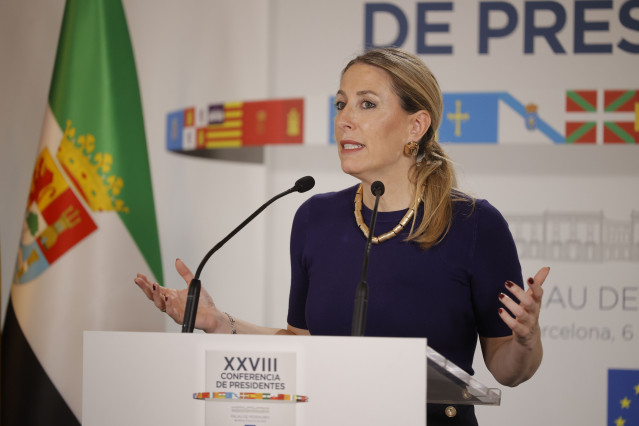 La presidenta de la Junta de Extremadura, María Guardiola, ofrece una rueda de prensa posterior a la reunión de la XXVIII Conferencia de Presidentes