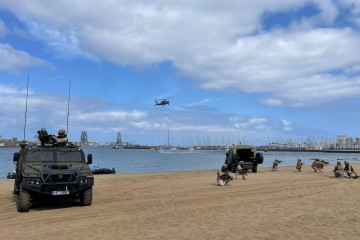 Exhibición del Ejército en la playa de Las Alcaravaneras con motivo del 'Día de las Fuerzas Armadas'