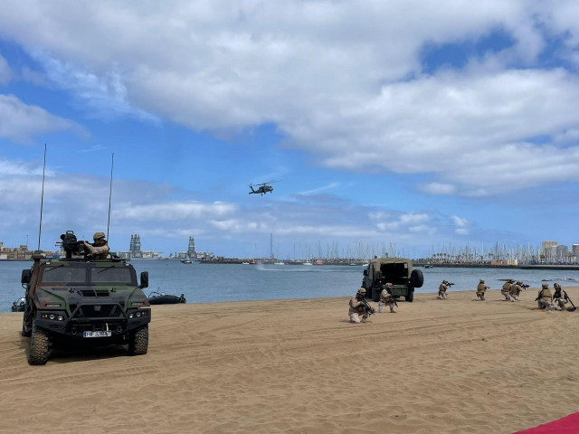 Exhibición del Ejército en la playa de Las Alcaravaneras con motivo del 'Día de las Fuerzas Armadas'