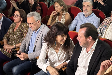 La ministra de Igualdad, Ana Redondo, conversa con el ministro de Transportes, Óscar Puente, en la Asamblea de la Agrupación Municipal del PSOE de Valladolid, en presencia del secretario de Estudios