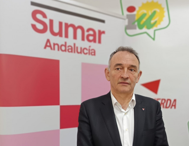 Archivo - Enrique Santiago, en la sede provincial de IU en Córdoba.