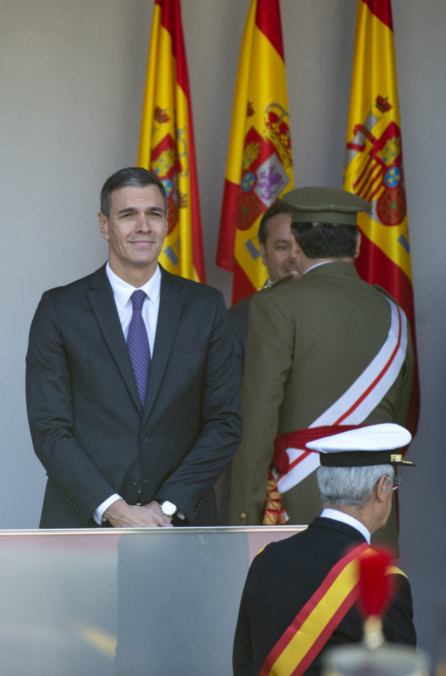 Archivo - El presidente del Gobierno, Pedro Sánchez, durante el desfile del 12 de octubre 'Día de la Fiesta Nacional', en la plaza de Cánovas del Castillo, a 12 de octubre de 2023, en Madrid (España).