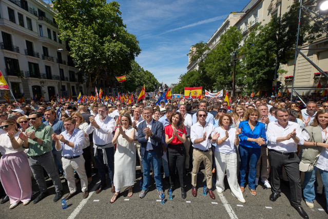 Archivo - El presidente del PP, Alberto Núñez Feijóo, acompañado de 'barones' del PP y de los expresidentes del Gobierno Mariano Rajoy y José María Aznar en una protesta en la Puerta de Alcalá de Madrid.