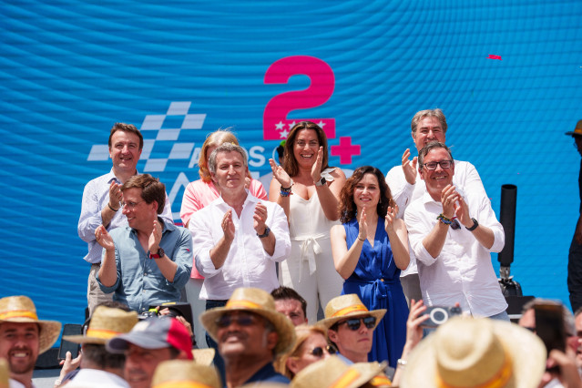 (I-D) El alcalde de Madrid, José Luis Martínez-Almeida, el presidente del Partido Popular, Alberto Núñez Feijóo, la presidenta de la Comunidad de Madrid, Isabel Díaz Ayuso, y el secretario general del PP de Madrid, Alfonso Serrano, durante el acto en el q