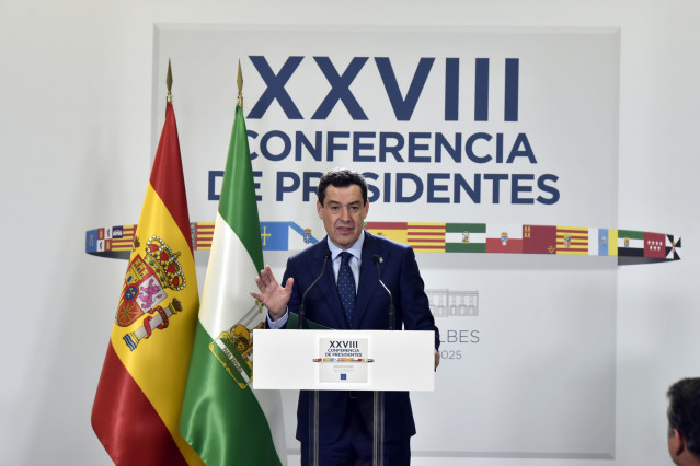 El presidente de la Junta de Andalucía, Juanma Moreno, ofrece una rueda de prensa durante la XXVIII Conferencia de Presidentes, en Palau de Pedralbes de Barcelona, a 6 de junio de 2025. (Foto de archivo).