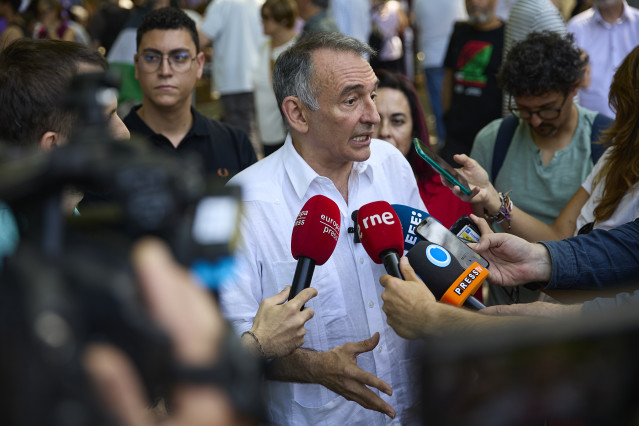 El diputado de Sumar Enrique Santiago ofrece declaraciones a los medios durante una manifestación contra el rearme y la militarización desde Atocha a Sol, a 7 de junio de 2025, en Madrid (España).