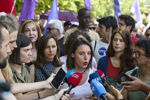 La eurodiputada de Podemos, Irene Montero, ofrece declaraciones a los medios durante una manifestación contra el rearme y la militarización desde Atocha a Sol, a 7 de junio de 2025, en Madrid (España).