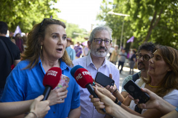 La eurodiputada de Sumar, Estrella Galán, ofrece declaraciones a los medios durante una manifestación contra el rearme y la militarización desde Atocha a Sol, a 7 de junio de 2025, en Madrid (Espa