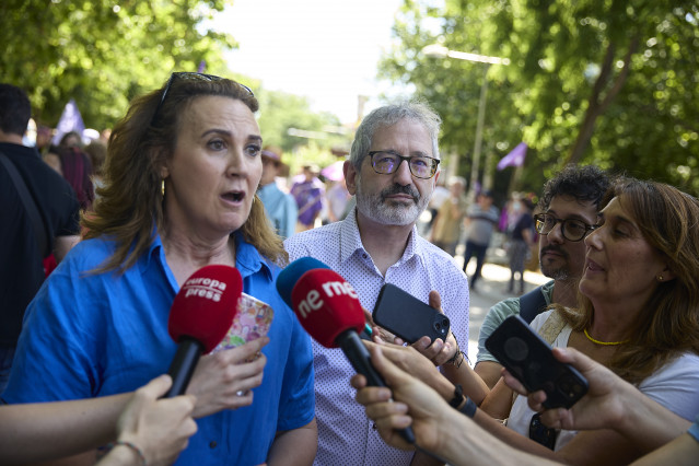 La eurodiputada de Sumar, Estrella Galán, ofrece declaraciones a los medios durante una manifestación contra el rearme y la militarización desde Atocha a Sol, a 7 de junio de 2025, en Madrid (España).