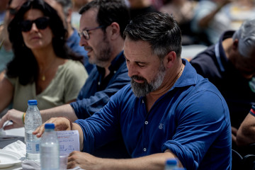 El presidente de Vox, Santiago Abascal (d), y el presidente de Vox en Madrid, José Antonio Fúster (c), durante una comida con afiliados y simpatizantes de Vox, en El Jardín de la Chalota, a 1 de ju