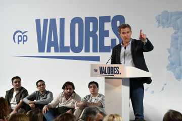 El presidente del PP, Alberto Núñez Feijóo, interviene durante un acto del PP en Bilbao, en el Palacio Euskalduna, a 7 de junio de 2025, en Bilbao