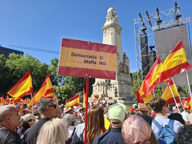 Asistentes a la concentración convocada por el PP contra el Gobierno en la Plaza de España de Madrid, a 8 de junio de 2025