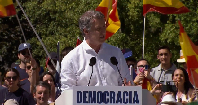 El líder del PP, Alberto Núñez Feijóo, durante su intervención en la concentración 'Mafia o democracia' contra el Gobierno de Sánchez, en la Plaza de España de Madrid