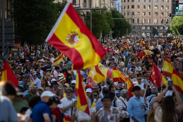 Concentración del PP bajo el lema ‘Mafia o democracia’ en la Plaza de España de Madrid, a 8 de junio de 2025, en Madrid (España).