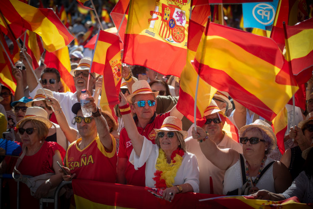 Varias personas durante la concentración del PP bajo el lema ‘Mafia o democracia’ en la Plaza de España de Madrid, a 8 de junio de 2025, en Madrid (España).
