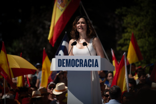 La presidenta de la Comunidad de Madrid, Isabel Díaz Ayuso, interviene durante la concentración del PP bajo el lema ‘Mafia o democracia’ en la Plaza de España de Madrid