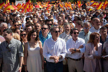 (I-D) El presidente de la Junta de Andalucía, Juanma Moreno, la presidenta de la Comunidad de Madrid, Isabel Díaz Ayuso, el presidente del Partido Popular, Alberto Núñez Feijóo, el expresidente d