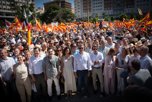 El presidente de la Junta de Castilla y León, Alfonso Fernández Mañueco, y otros dirigentes 'populares', en la concentración convocada y  liderada por el presidente del Partido Popular, Alberto Núñez Feijóo.