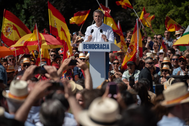 El presidente del Partido Popular, Alberto Núñez Feijóo, interviene durante la concentración del PP bajo el lema ‘Mafia o democracia’ en la Plaza de España de Madrid, a 8 de junio de 2025, en Madrid (España). La convocatoria responde a los recientes escán