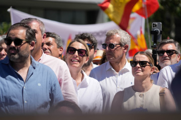 La líder de los 'populares' extremeños y presidenta de la Junta de Extremadura, María Guardiola, en la concentración celebrada este domingo en la Plaza de España de Madrid contra el Gobierno de P