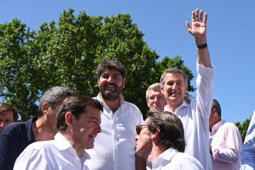 López Miras en la concentración convocada por el Partido Popular, que se ha celebrado hoy en la plaza de España de Madrid bajo el lema 'Mafia o democracia'.