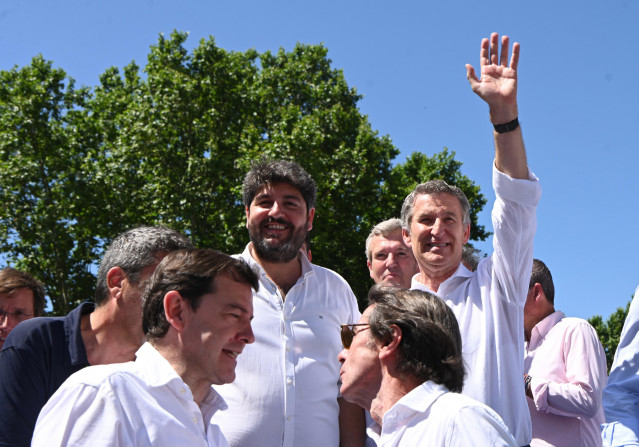 López Miras en la concentración convocada por el Partido Popular, que se ha celebrado hoy en la plaza de España de Madrid bajo el lema 'Mafia o democracia'.