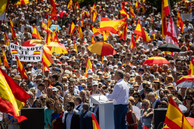 El presidente del Partido Popular, Alberto Núñez Feijóo, interviene durante la concentración del PP bajo el lema ‘Mafia o democracia’ en la Plaza de España de Madrid, a 8 de junio de 2025, en Madrid (España).