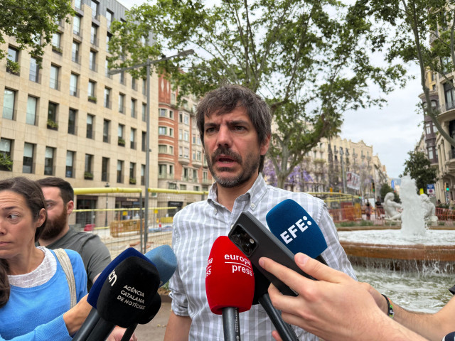 El ministro de Cultura, Ernest Urtasun, en una atención a los medios