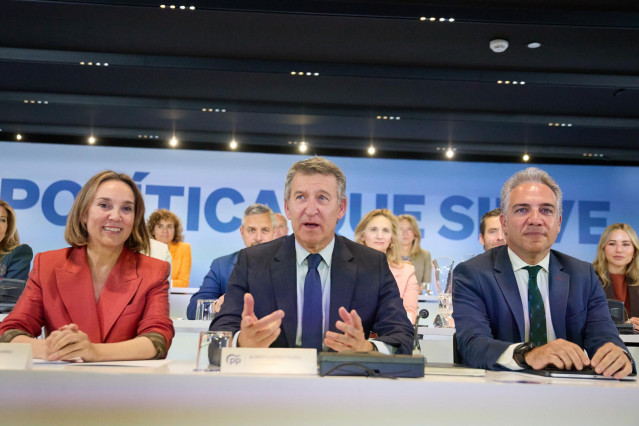 La secretaria general del PP, Cuca Gamarra, el presidente del PP, Alberto Núñez Feijóo, y el Vicesecretario General de Política Autonómica y Municipal y Análisis Electoral del PP, Elías Bendodo, presiden la reunión del Comité Ejecutivo Nacional, en la sed