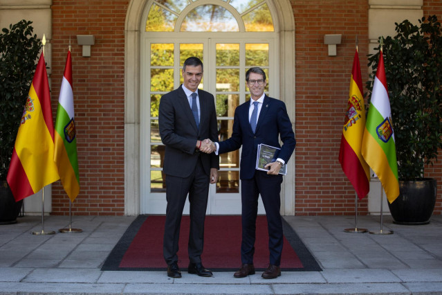 Archivo - El presidente del Gobierno, Pedro Sánchez (i), recibe al presidente de La Rioja, Gonzalo Capellán (d), en el Complejo de La Moncloa.