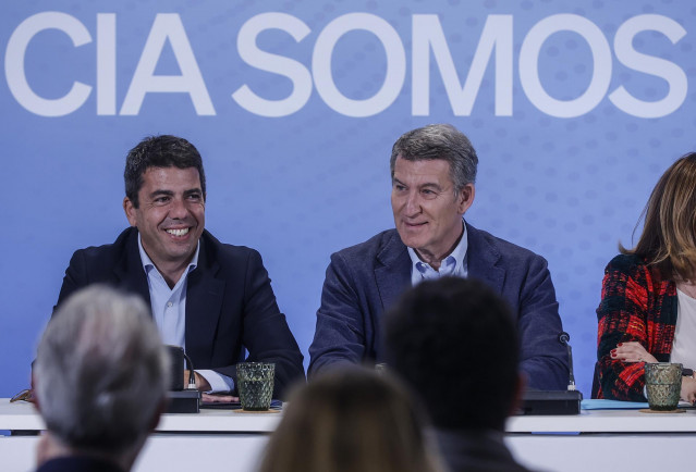 Archivo - El líder del PPCV y 'president' de la Generalitat, Carlos Mazón (i), junto al presidente del PP, Alberto Núñez Feijóo, en una imagen de archivo