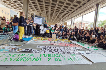EuropaPress 6777633 profesores concentran easmu mientras sindicatos principado negocian poner