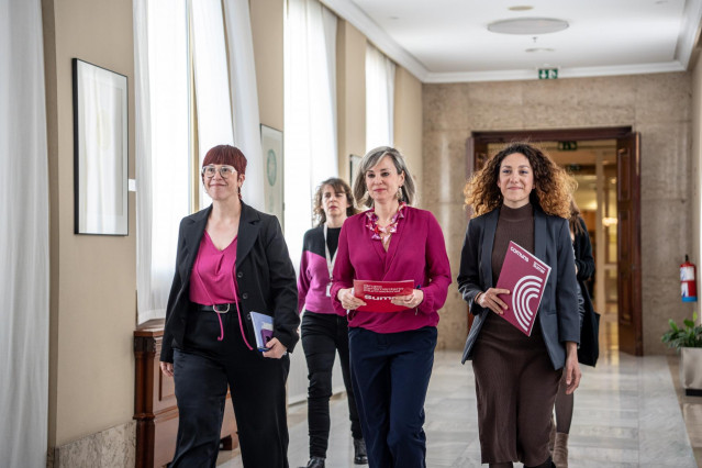 (I-D) La diputada de Compromís, Águeda Micó; la portavoz de Sumar en el Congreso, Verónica Martínez y la diputada Aina Vidal, a su llegada a una reunión de la Junta de Portavoces, en el Congreso de los Diputados, a 13 de mayo de 2025, en Madrid (España).