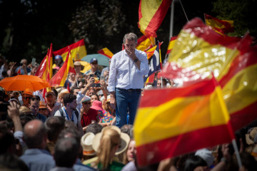 El presidente del Partido Popular, Alberto Núñez Feijóo, durante la concentración del PP bajo el lema ‘Mafia o democracia’ en la Plaza de España de Madrid, a 8 de junio de 2025, en Madrid (Es