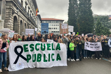 Docentes y sindicatos de enseñanza (ANPE, CCOO, SUATEA, UGT y CSIF) se concentran este lunes frente a la Consejería de Educación.