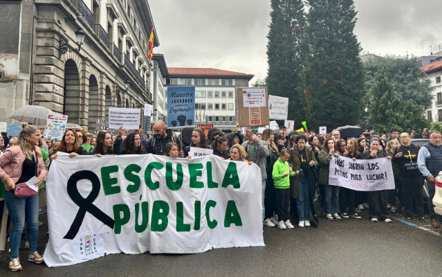 Docentes y sindicatos de enseñanza (ANPE, CCOO, SUATEA, UGT y CSIF) se concentran este lunes frente a la Consejería de Educación.